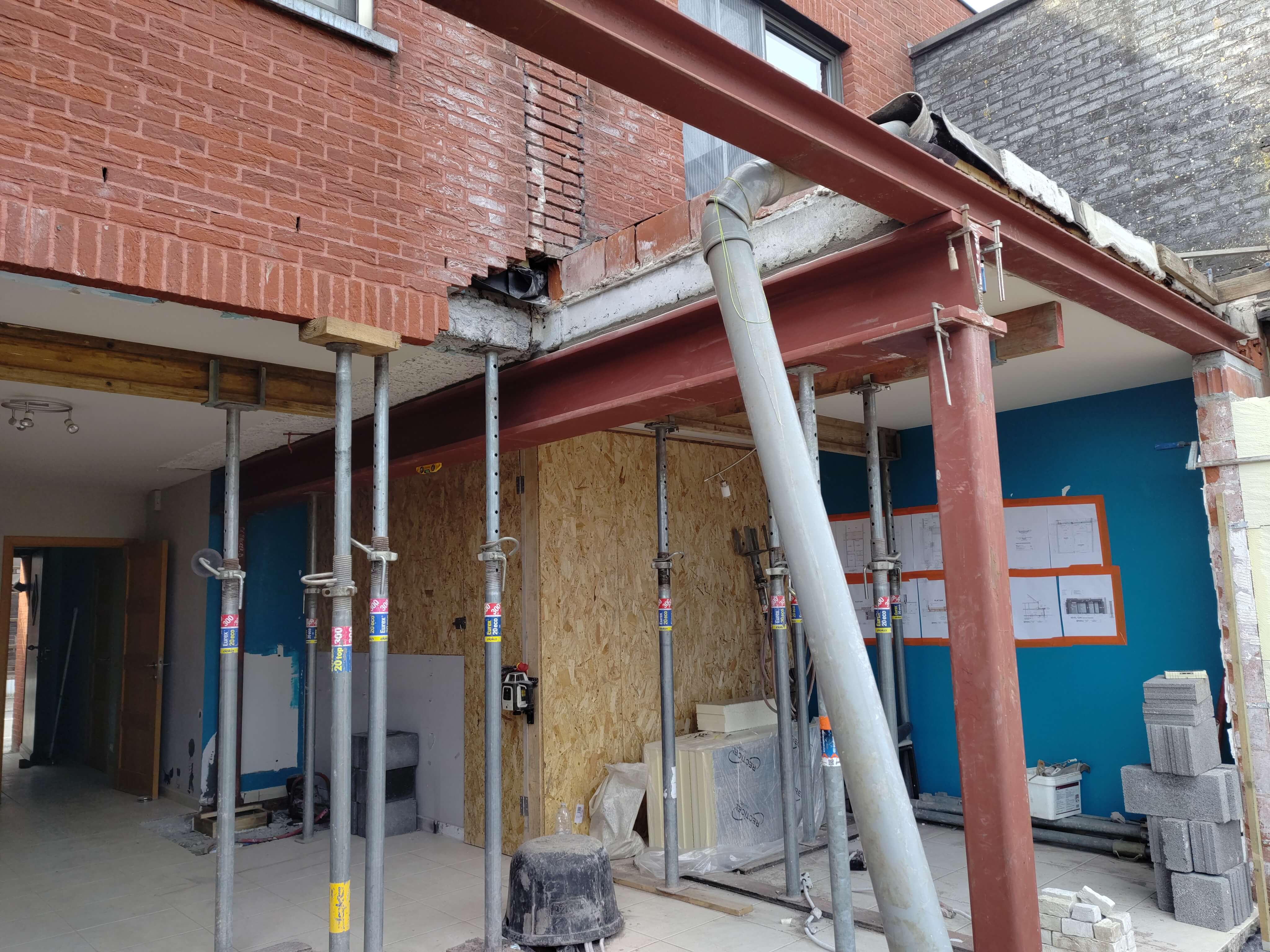 geplaatste structuur en stutten bijbouw